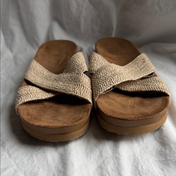 Freely Shoes - Elegant Beige Cross-Strap Sandals